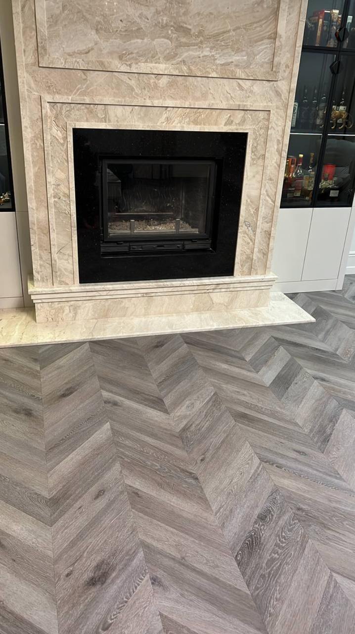 Кварцвиниловый SPC ламинат Vinilam Parquet Chevron Шеврон Легран RI444515CL4 французская елка 1293×305×8,5 фото в интерьере